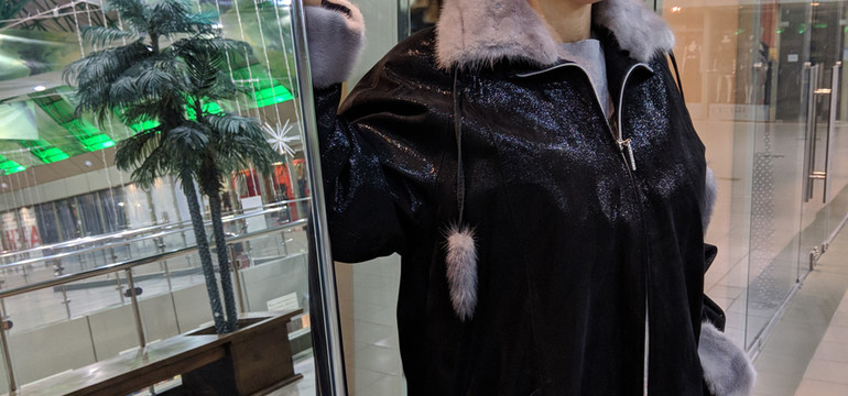 Зимняя классическая кожаная куртка с меховым воротником