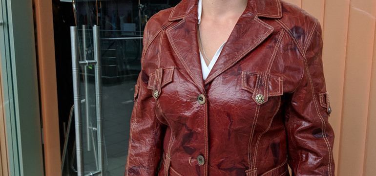 Кожаная куртка пиджак женская с карманами