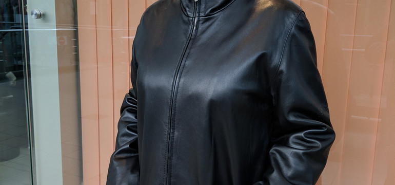 Длинная женская кожаная куртка на молнии черного цвета