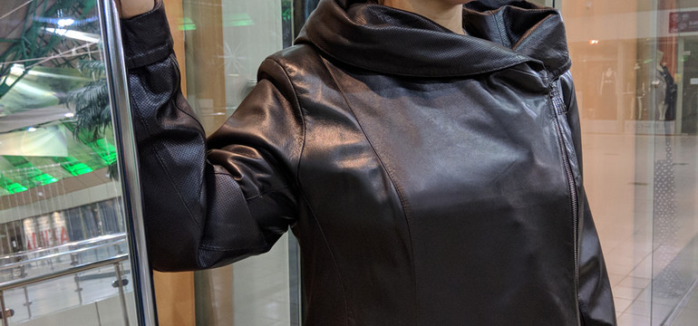 Черная кожаная куртка с косой молнией и капюшоном