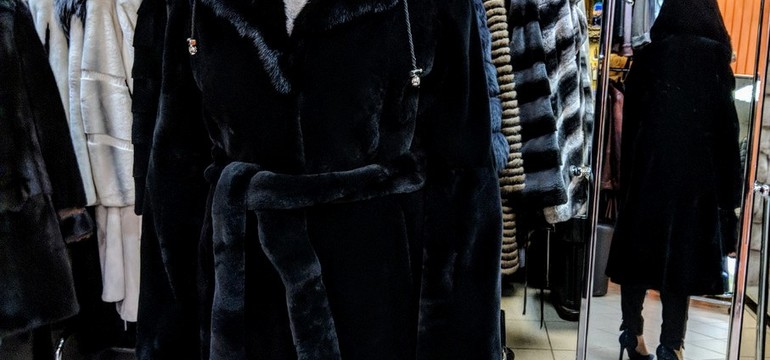Пальто из меха на зиму с капюшоном купить недорого