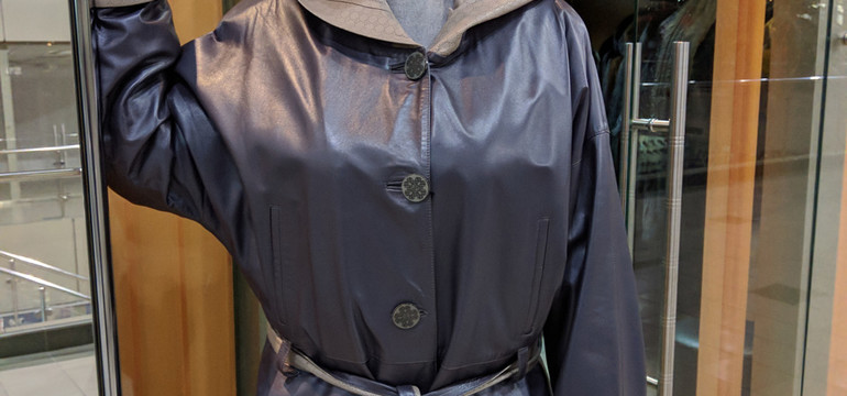 Удлиненная кожаная куртка с капюшоном большого размера